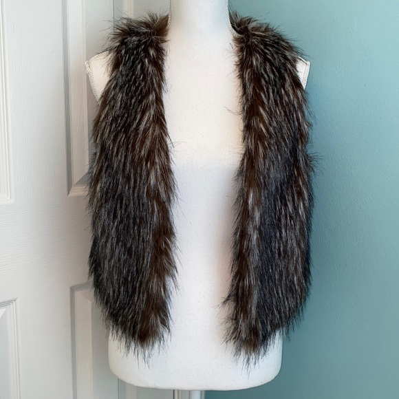 ESCIO Faux Fur Vest - Picture 2 of 14